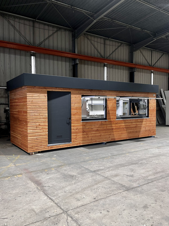 Kiosque snacking bar container Novakube – sur-mesure, 7500 x 2500, avec pièce sanitaire et fenêtre latérale 1
