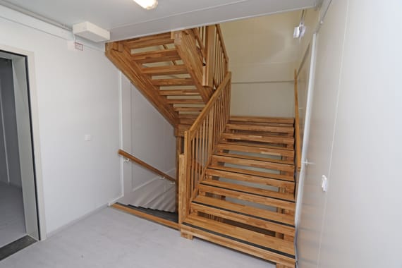Bungalow à escalier intérieur avec palier en bois de chêne – Containex - Image 1