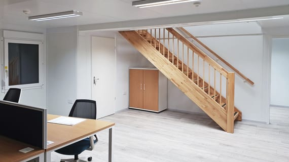 Bungalow avec escalier intérieur droit en bois de chêne – Containex 1