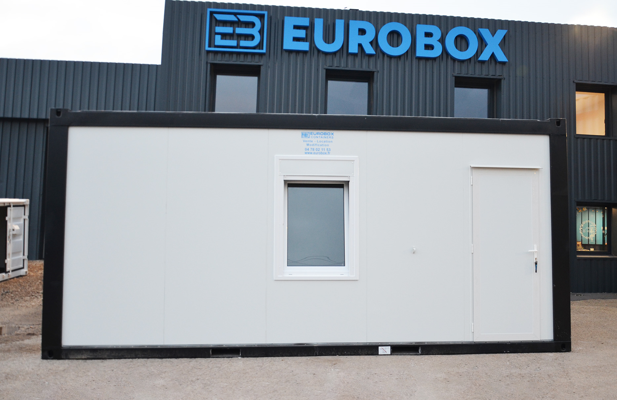 Bungalow sanitaire en container modulable et isolé de 20 pieds – 6×2,5m, 15m² – Eurobox - Image 1