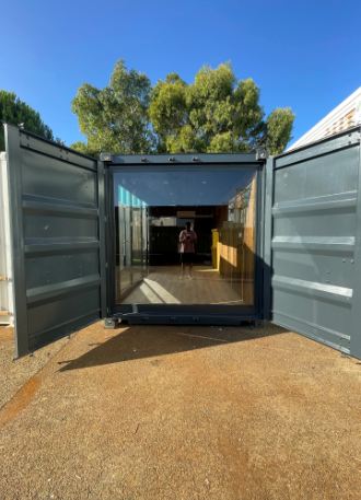 Bureau aménagé personnalisable – Container 20 pieds avec finition intérieure bois ou plaque de plâtre, isolation et revêtement de sol - Image 1