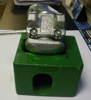 Cône de stockage sécurisé – Verrou double tête ISO pour conteneurs – Déverrouillage par levier dépassant - Image 1