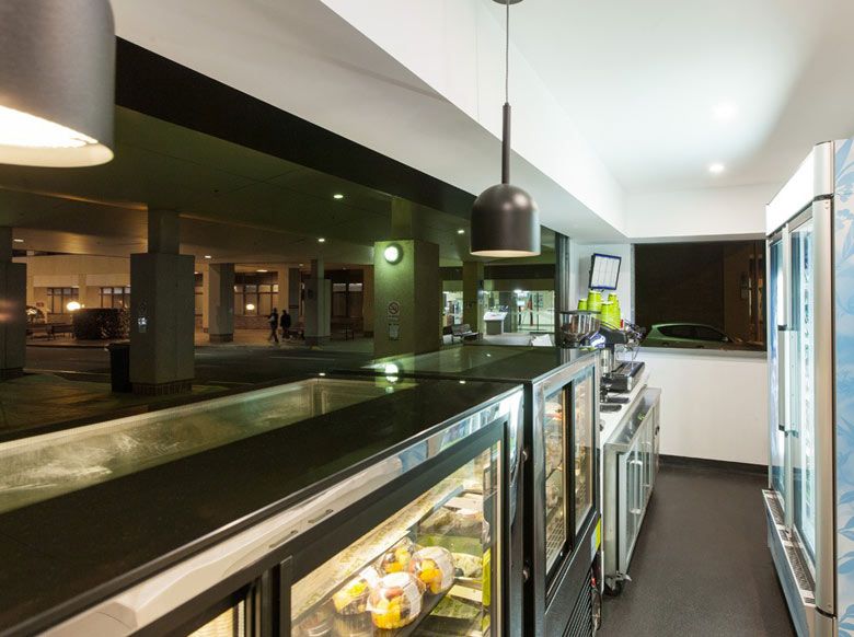 Container snack 20 pieds HC ISK8 – Aménagement food avec porte d&rsquo;accès arrière - Image 1