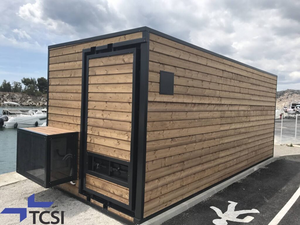 Conteneur aménagé TCSI en Bureau et stockage, Marseille – 20 pieds High Cube avec porte, fenêtre double vitrage et bardage bois - Image 1