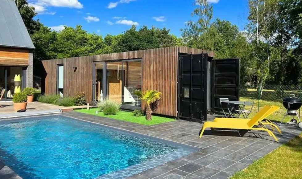 Conteneur 20 pieds avec finition en bardage bois, aménagé en Pool house ou piscine conteneur 1