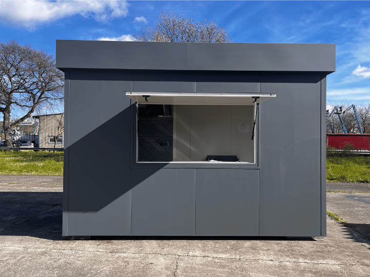 Kiosque de restauration sur-mesure Novakube – 4000 x 2300, agencement fixe, plonge, lave-main et enseigne lumineuse 1