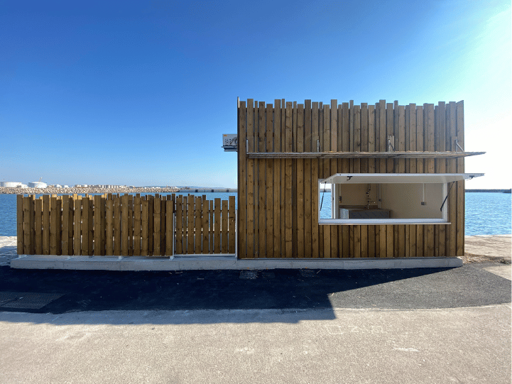 Kiosques marins pêcheurs Port la nouvelle – sur mesure, 5 modules, agencement par la ville, bardage bois, livraison directe - Image 1