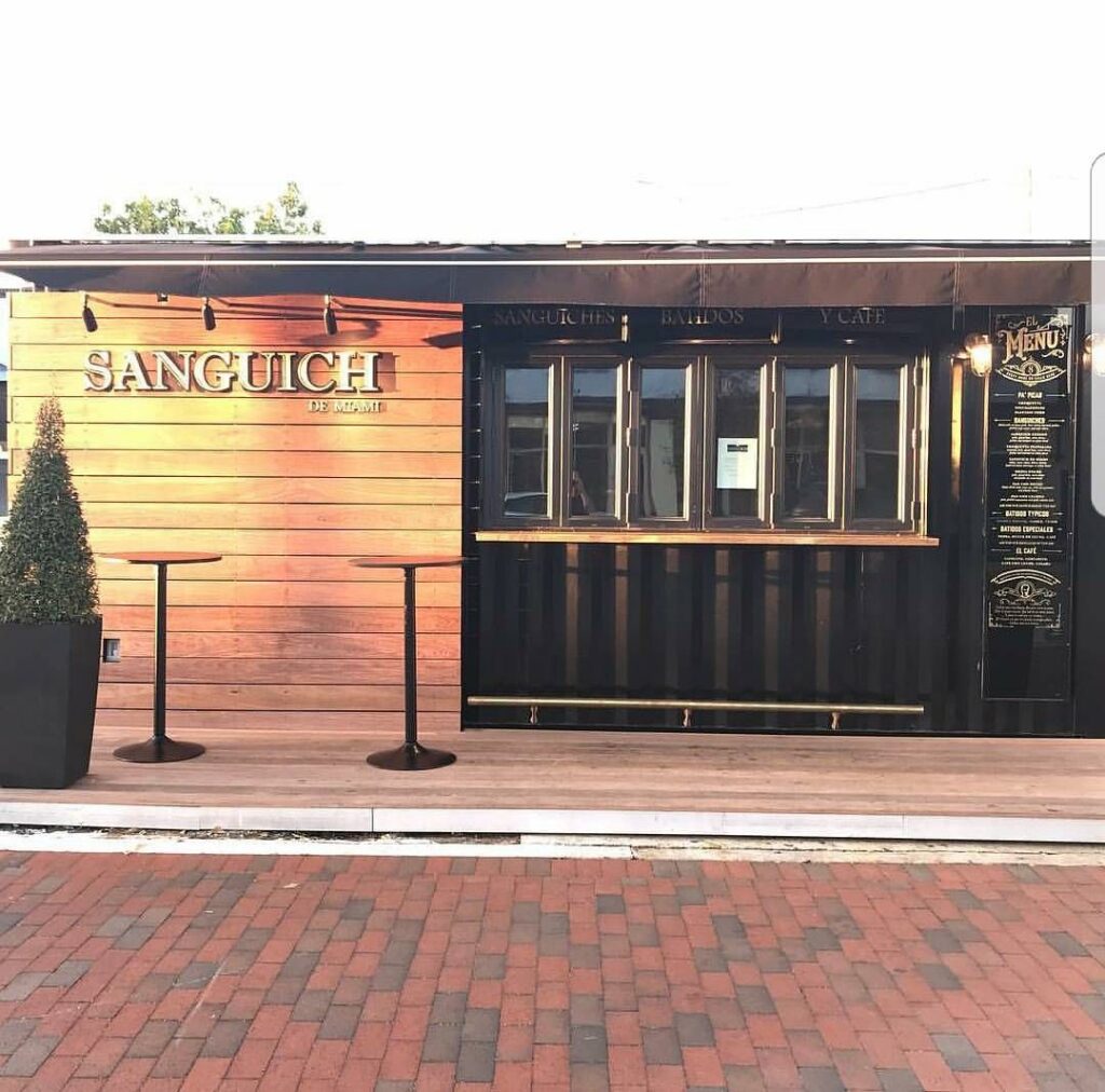 Snack ISK12 type 4 – Conteneur aménagé pour mini bar et mini restaurant avec terrasses - Image 1