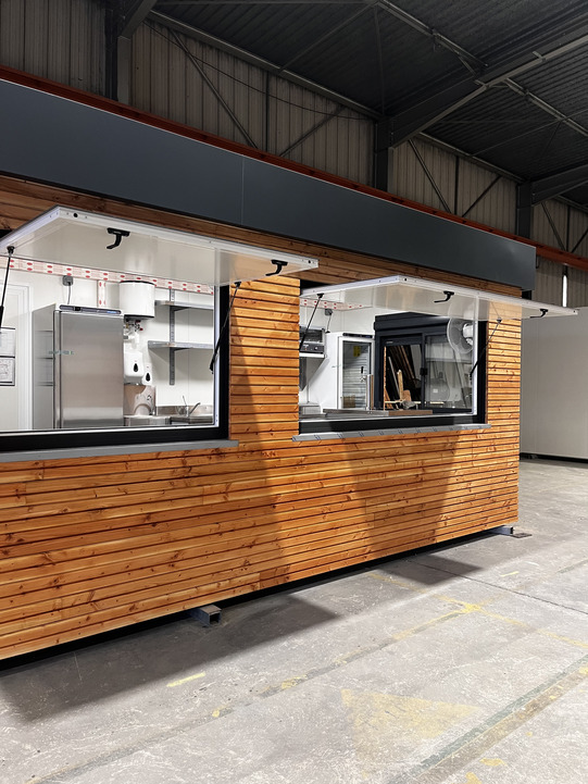 Kiosque snacking bar container Novakube – sur-mesure, 7500 x 2500, avec pièce sanitaire et fenêtre latérale 2