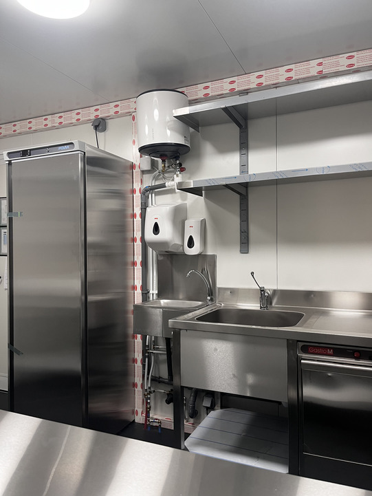 Kiosque snacking bar container Novakube – sur-mesure, 7500 x 2500, avec pièce sanitaire et fenêtre latérale 4