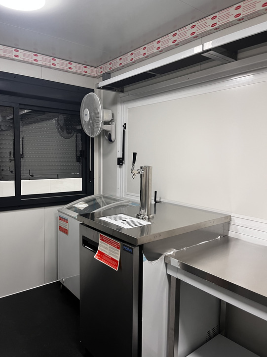 Kiosque snacking bar container Novakube – sur-mesure, 7500 x 2500, avec pièce sanitaire et fenêtre latérale 3