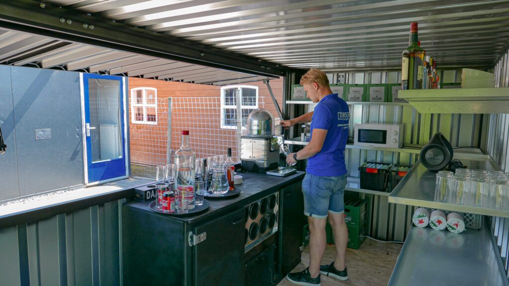 Conteneur bar démontable 4×4 mètres XL noir RAL 9005 avec double porte et auvent pliant 3