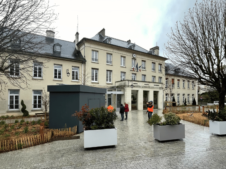 Kiosque de restauration sur-mesure Novakube – 4000 x 2300, agencement fixe, plonge, lave-main et enseigne lumineuse 4