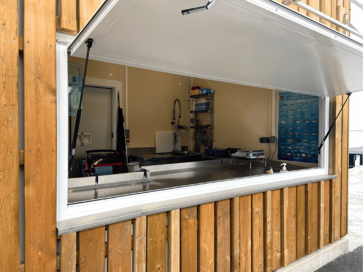 Kiosques marins pêcheurs Port la nouvelle – sur mesure, 5 modules, agencement par la ville, bardage bois, livraison directe - Image 2