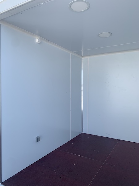 Containers aménagés partiellement à saisir – 20 pieds et 10 pieds isolés avec électricité - Image 3