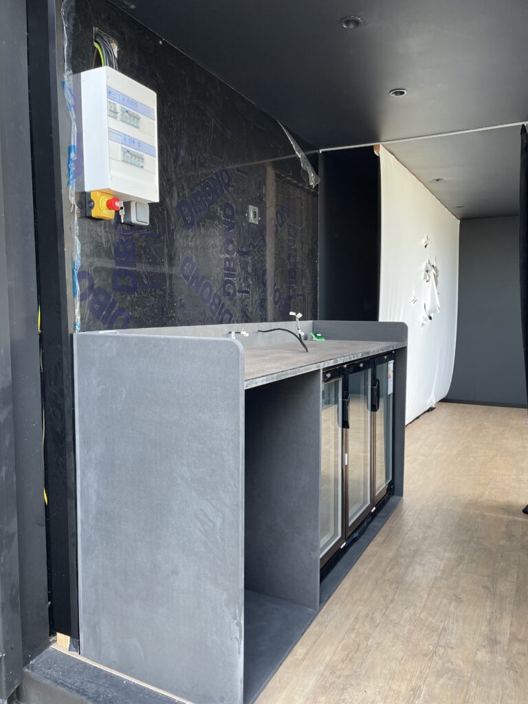 Container Open Side 20 pieds – 6,058 m de long, 2,438 m de large, 2,591 m de haut – Isolé et équipé - Image 1