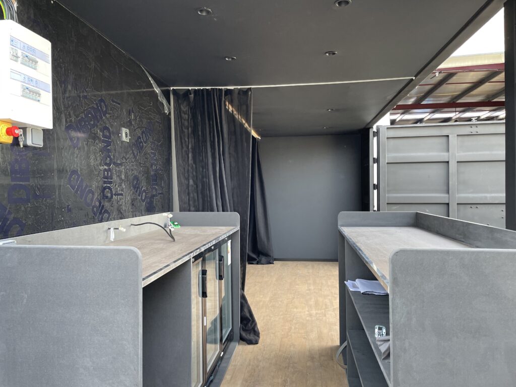 Container Open Side 20 pieds – 6,058 m de long, 2,438 m de large, 2,591 m de haut – Isolé et équipé - Image 2