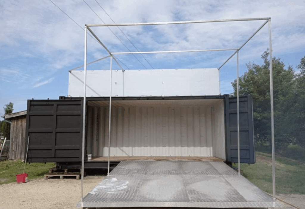 Container Bar 20 pied OPEN SIDE isolé et aménagé à neuf – Structure tubulaire et gazon synthétique inclus - Image 1