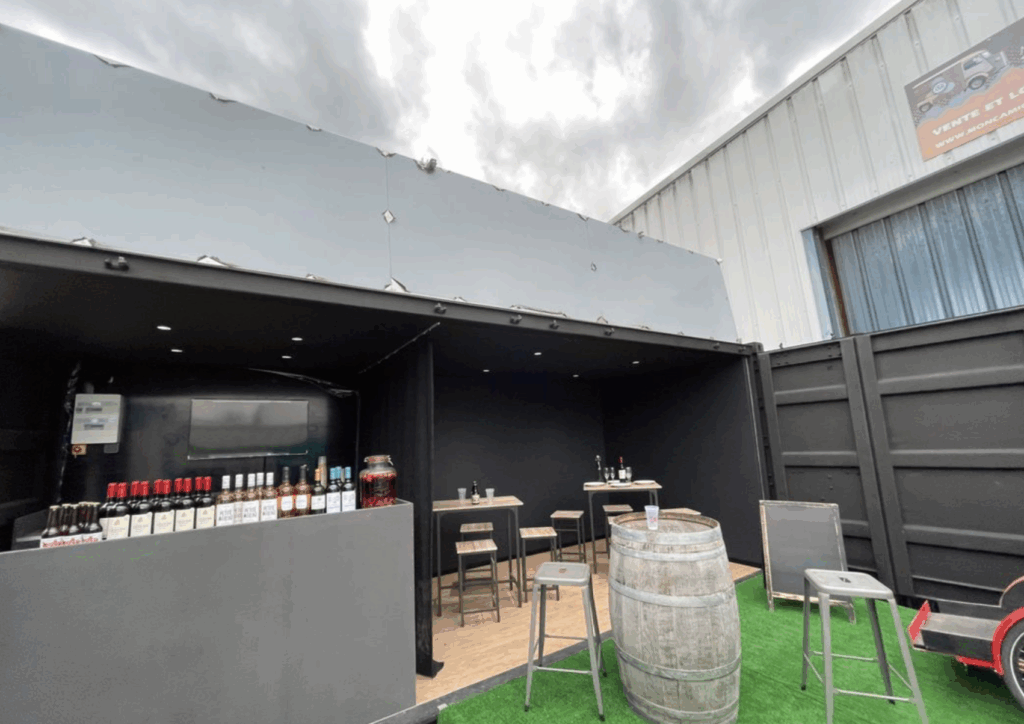 Container Bar 20 pied OPEN SIDE isolé et aménagé à neuf – Structure tubulaire et gazon synthétique inclus - Image 4