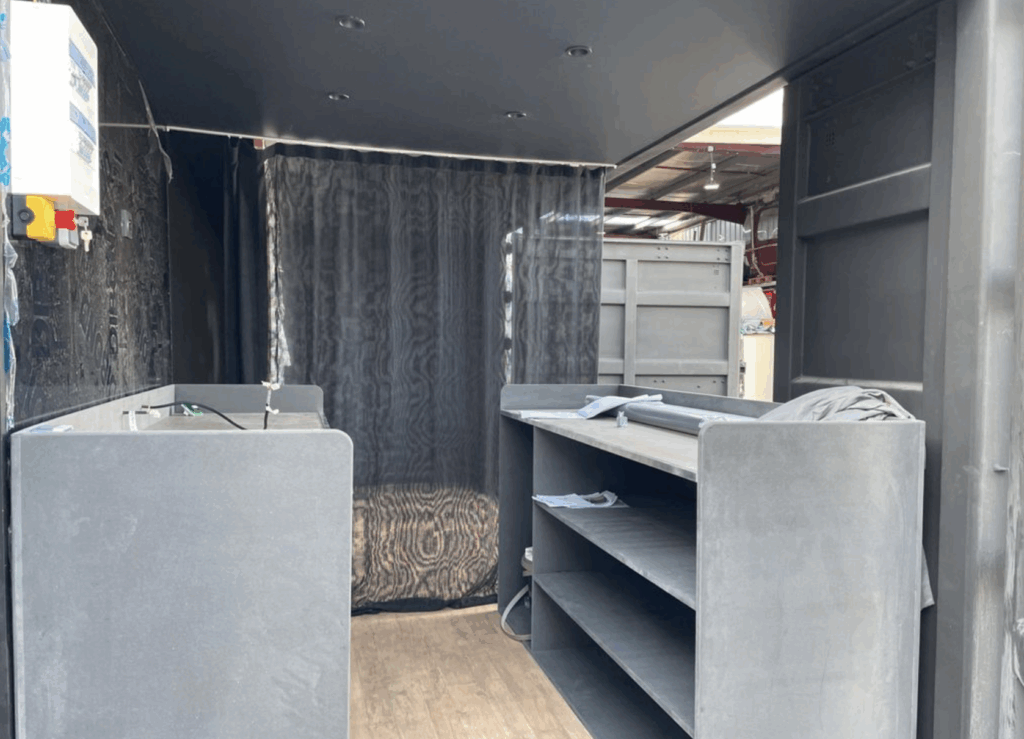 Container Bar 20 pied OPEN SIDE isolé et aménagé à neuf – Structure tubulaire et gazon synthétique inclus - Image 3