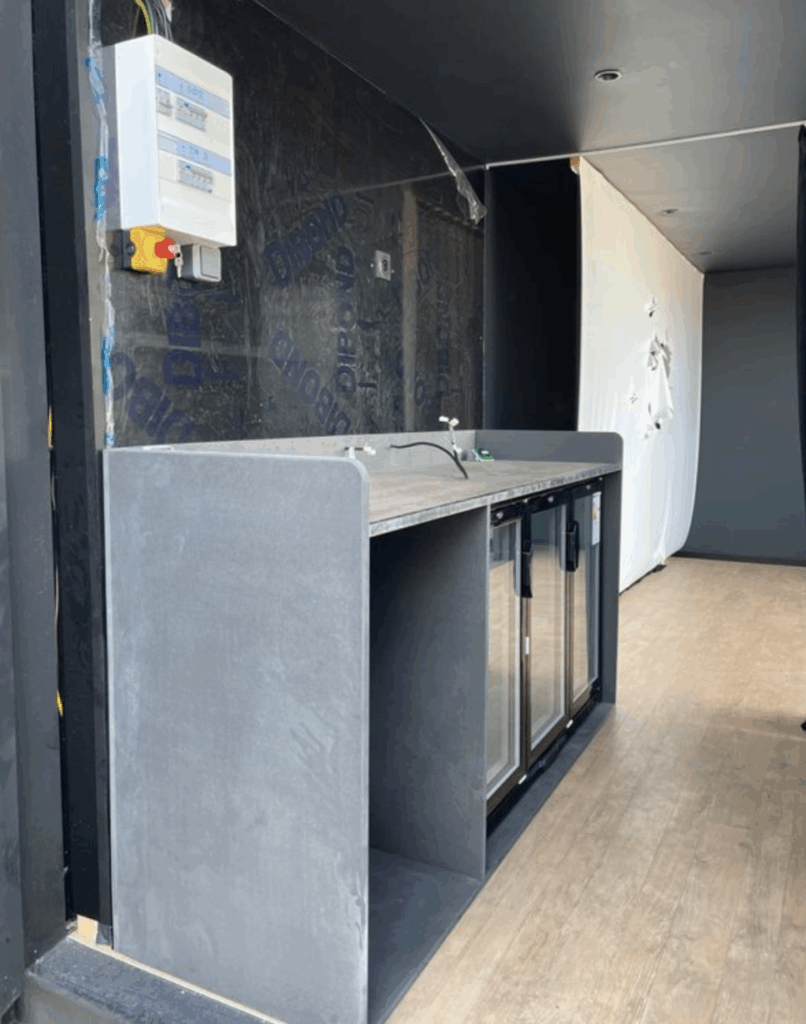 Container Bar 20 pied OPEN SIDE isolé et aménagé à neuf – Structure tubulaire et gazon synthétique inclus - Image 2