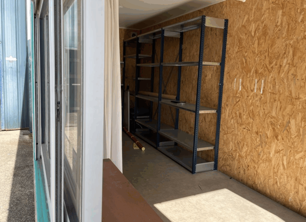 Container aménagé 20 pieds avec porte intérieure, fenêtre sécurisée, volet roulant et isolation - Image 1