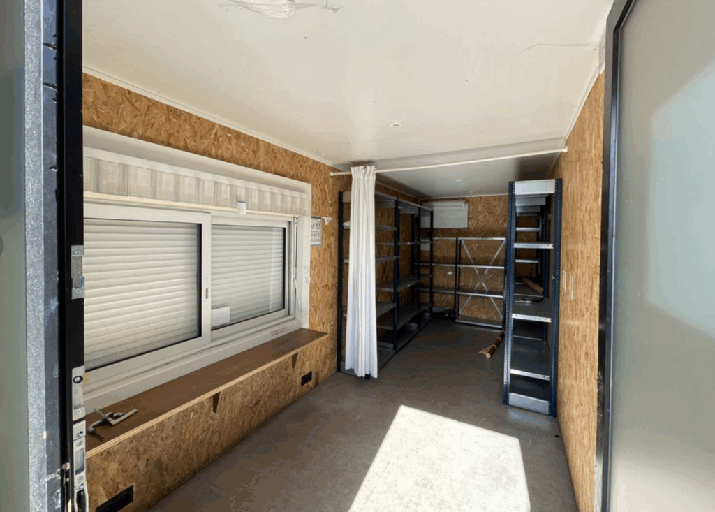 Container aménagé 20 pieds avec porte intérieure, fenêtre sécurisée, volet roulant et isolation - Image 4