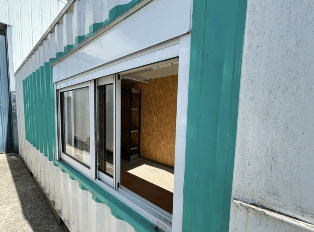 Container aménagé 20 pieds avec porte intérieure, fenêtre sécurisée, volet roulant et isolation - Image 2