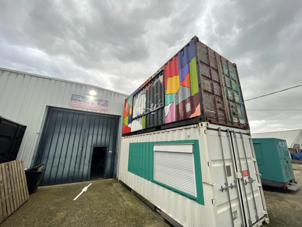 Container 20 pieds Snack – avec ouverture latérale, auvent, sol Gerflor, hotte inox – 33 m³ - Image 3