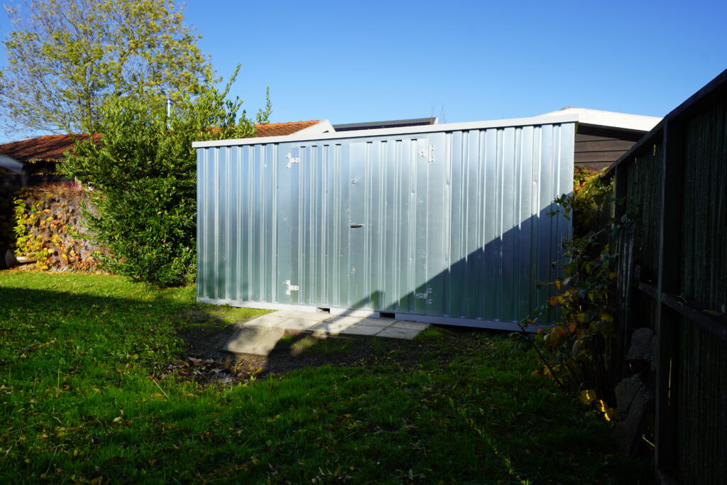 Abri moto 5 x 2 mètres (10 m²) – avec double porte grand côté – conteneur de stockage démontable en acier galvanisé - Image 2