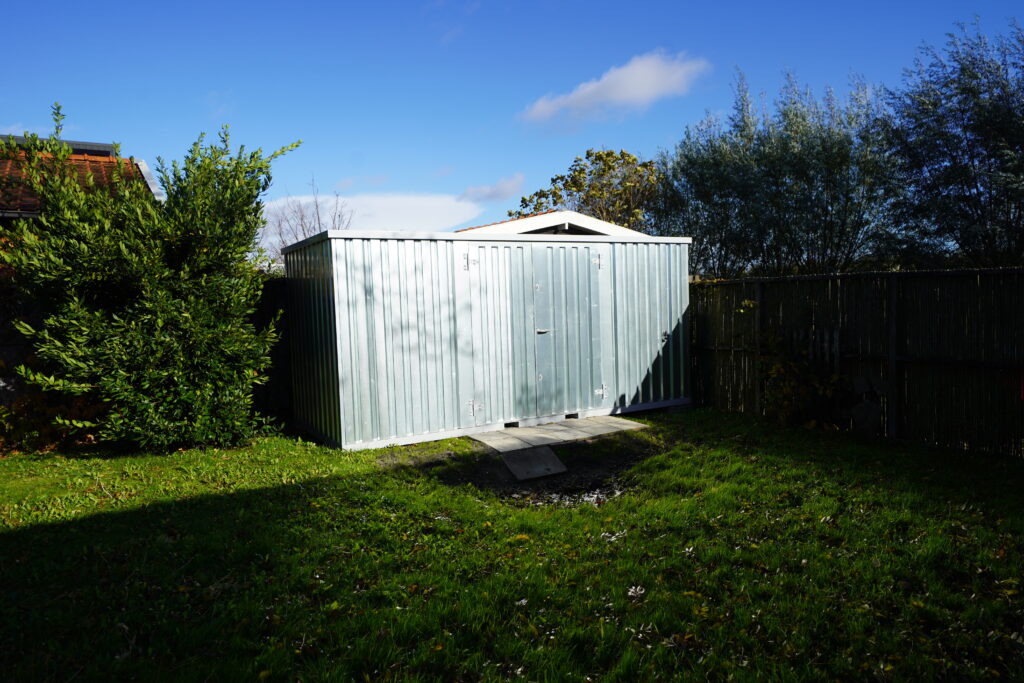 Abri moto 5 x 2 mètres (10 m²) – avec double porte grand côté – conteneur de stockage démontable en acier galvanisé - Image 4