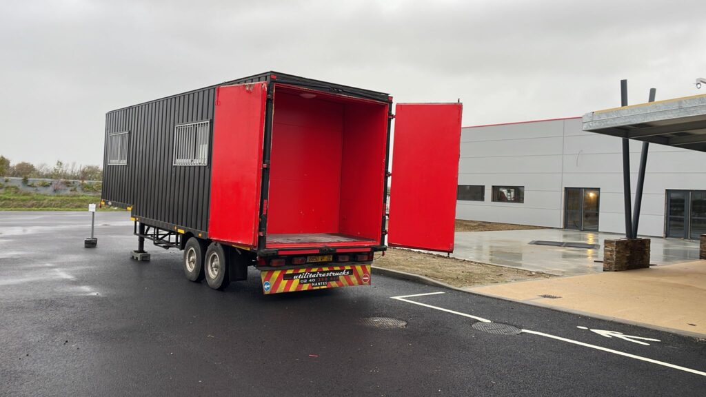 Conteneur semi-remorque atelier bureau Y222 – 42 m³ – Charge utile 7T420 – PTAC 10T000 - Image 2