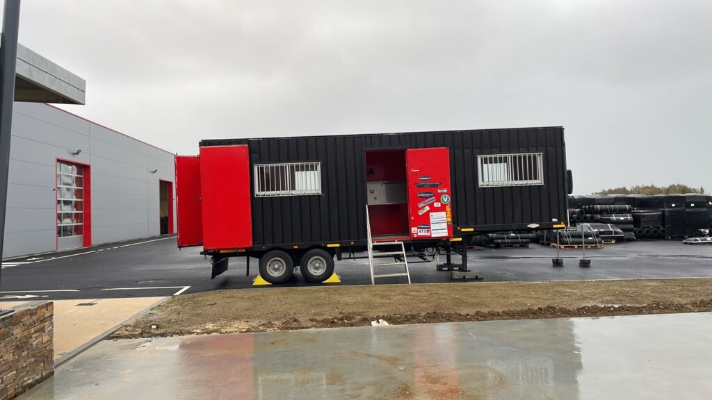 Conteneur semi-remorque atelier bureau Y222 – 42 m³ – Charge utile 7T420 – PTAC 10T000 - Image 1