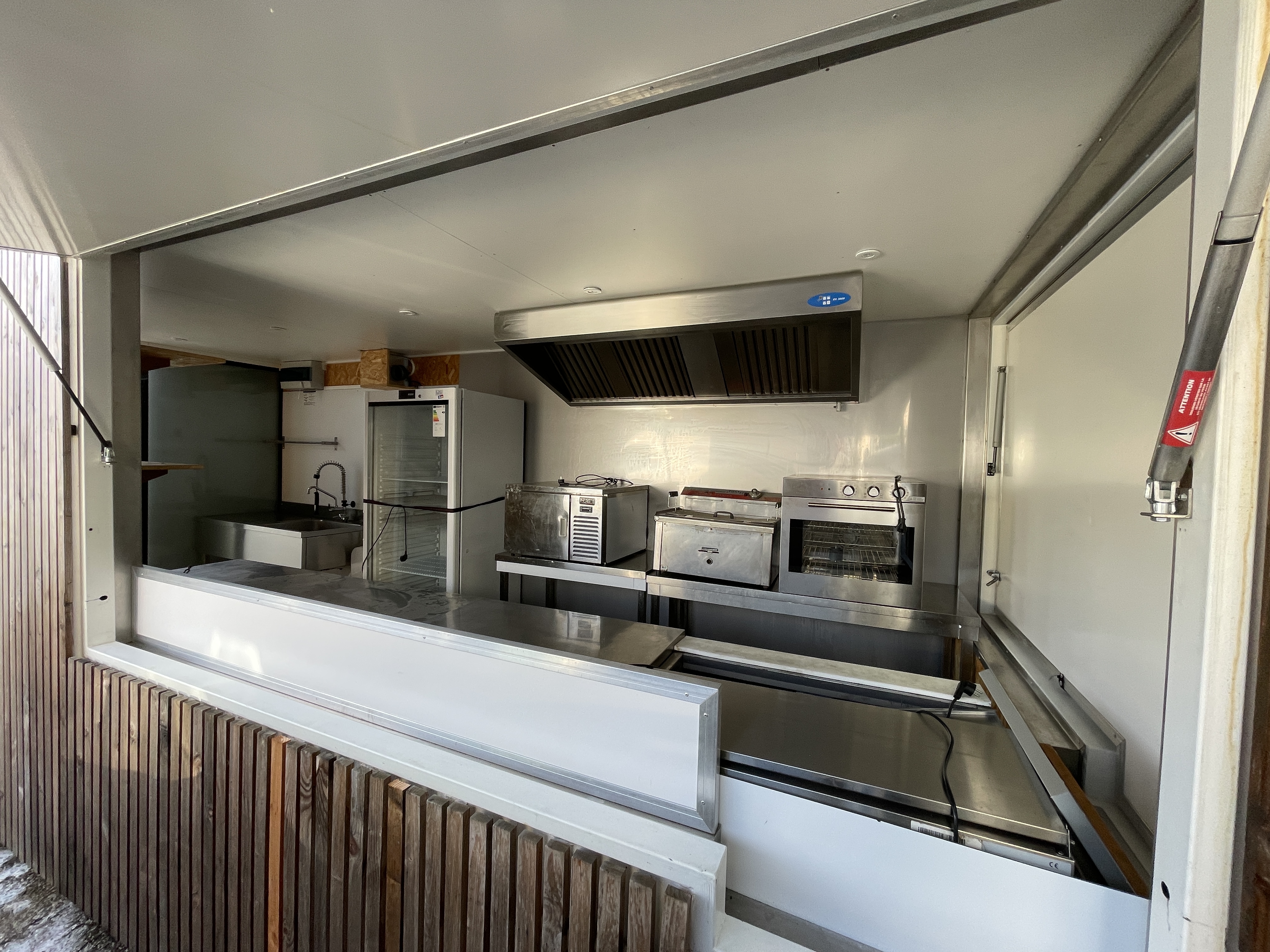 Container 20&prime; Snack – Isolation, ouverture latérale, installation électrique 400 V - Image 1