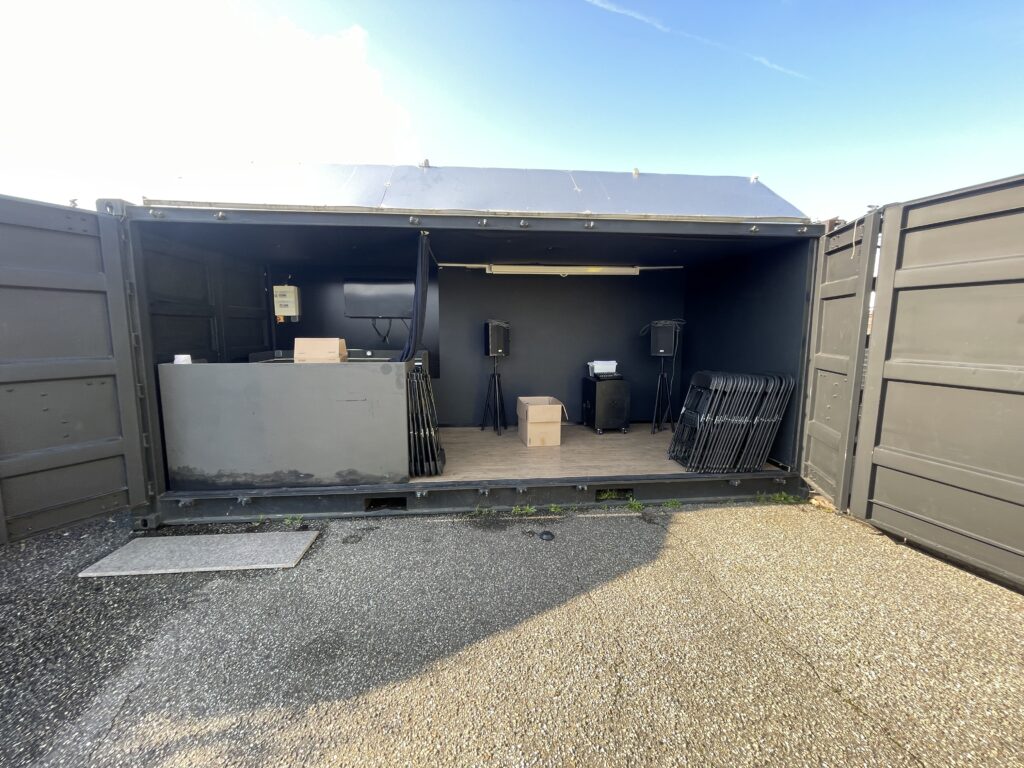 Container 20&prime; Open Side – Ouverture latérale avec isolation et installation électrique 220 V - Image 1