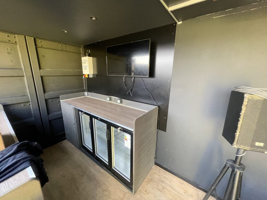 Container 20&prime; Open Side – Ouverture latérale avec isolation et installation électrique 220 V - Image 3