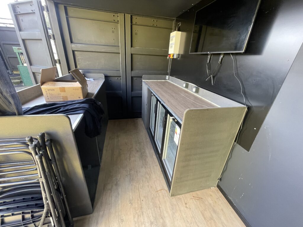 Container 20&prime; Open Side – Ouverture latérale avec isolation et installation électrique 220 V - Image 2