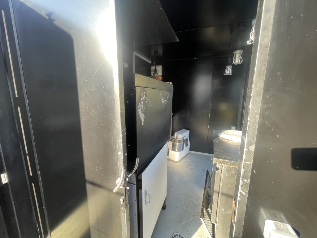 Container 10&prime; Pizzeria – Installation gaz et électrique 220 V, four gaz et pétrin, lave-mains 4