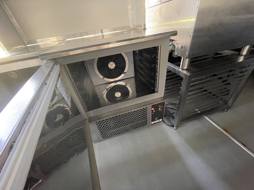 Container 40&prime; snack bar – ouvertures latérales, installation électrique 400 V et gaz, équipements réfrigérés - Image 4