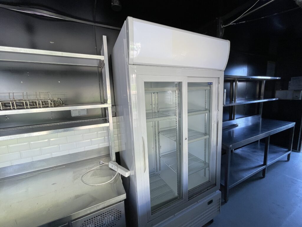 Container 40&prime; snack bar – ouvertures latérales, installation électrique 400 V et gaz, équipements réfrigérés - Image 3