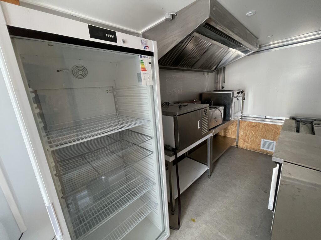 Container 20&prime; Snack – Isolation, ouverture latérale, installation électrique 400 V - Image 4