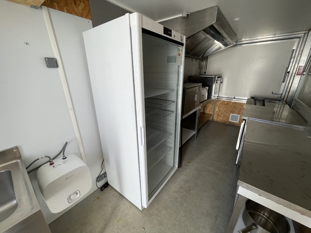 Container 20&prime; Snack – Isolation, ouverture latérale, installation électrique 400 V - Image 3