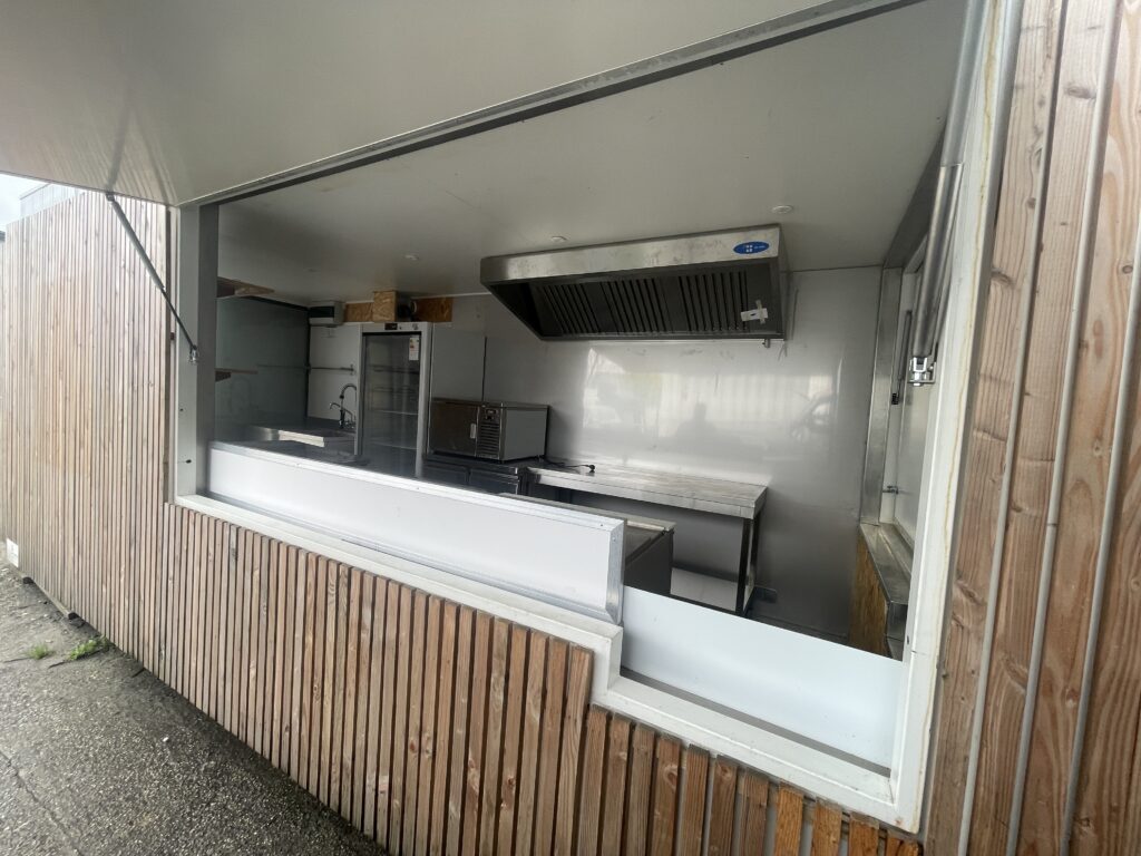 Container Snack occasion 20 pieds – Isolation complète, équipements professionnels – Stock Bordeaux - Image 1