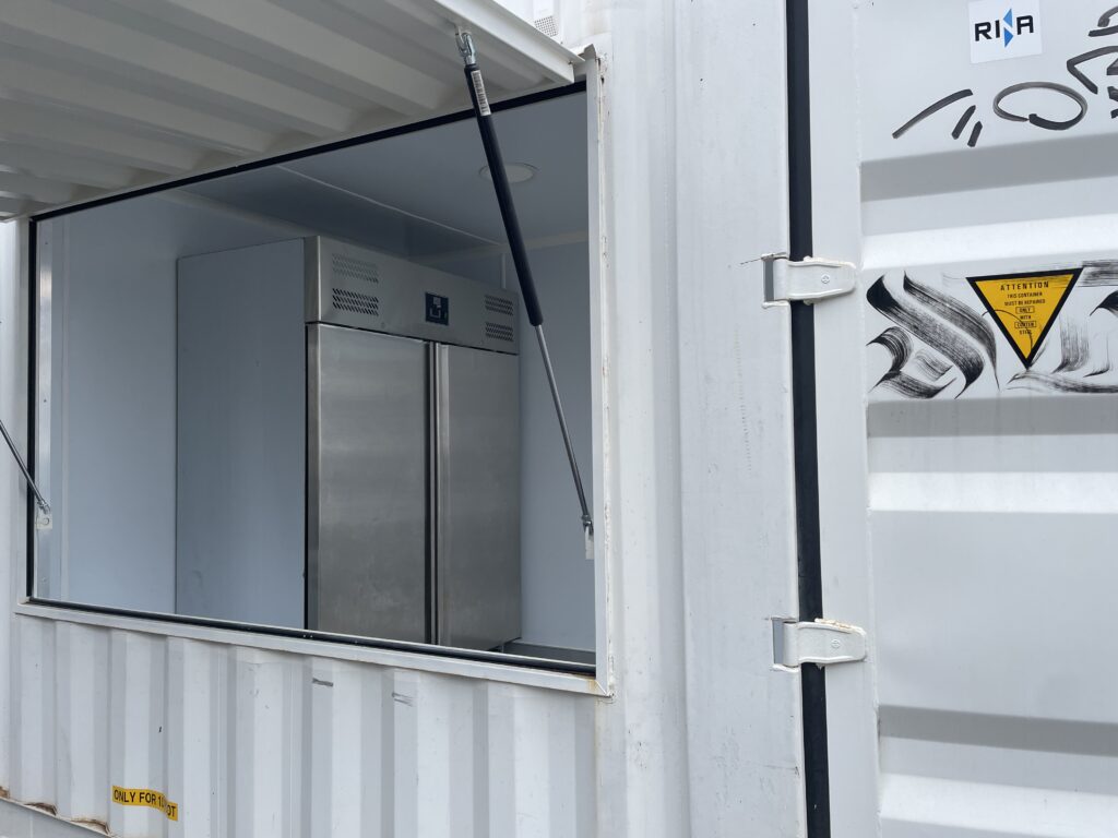 Container 10&prime; – Ouverture latérale, isolation, installation électrique 220 V, armoire réfrigérée 1400 litres - Image 1