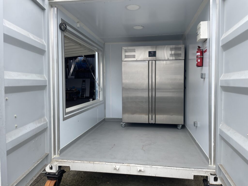 Container 10&prime; – Ouverture latérale, isolation, installation électrique 220 V, armoire réfrigérée 1400 litres - Image 4