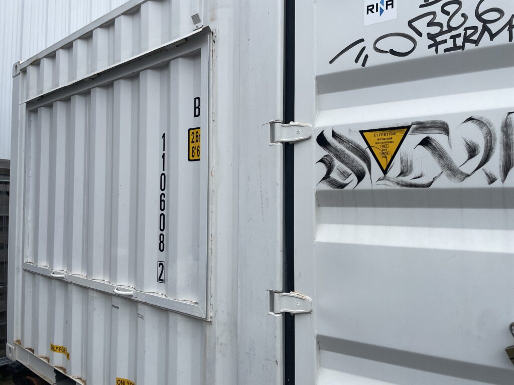 Container 10&prime; – Ouverture latérale, isolation, installation électrique 220 V, armoire réfrigérée 1400 litres - Image 3