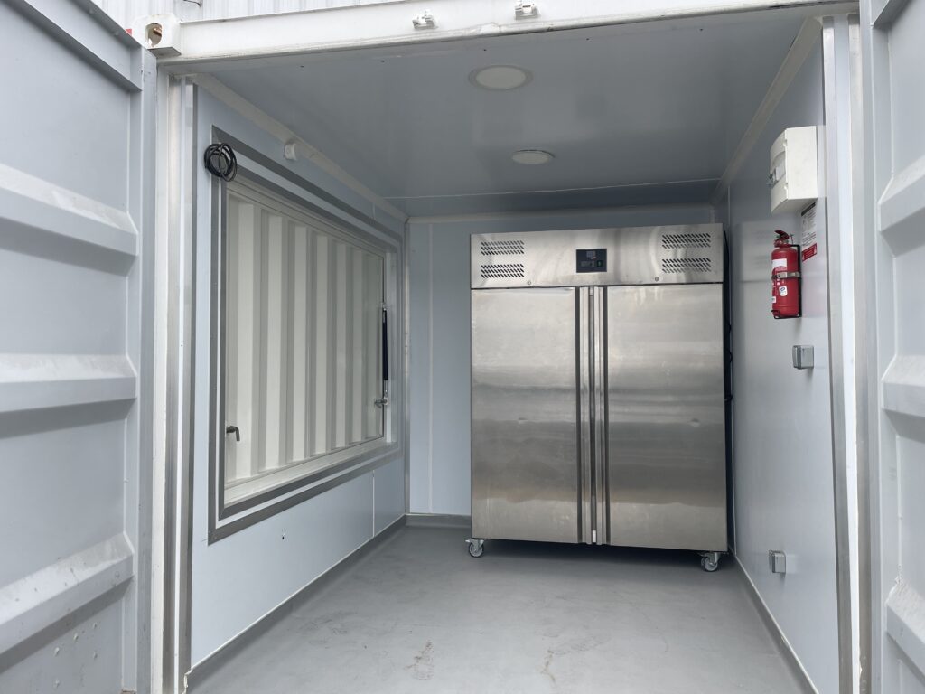Container 10&prime; – Ouverture latérale, isolation, installation électrique 220 V, armoire réfrigérée 1400 litres - Image 2