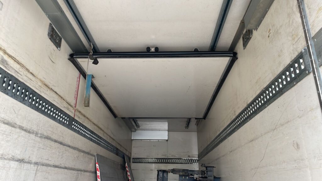 Caisse frigorifique Z689 – Frigorifique bi température 2 couloirs – Volume 35 m³ – Dimensions intérieures 6,75 x 2,44 x 2,12 m - Image 4