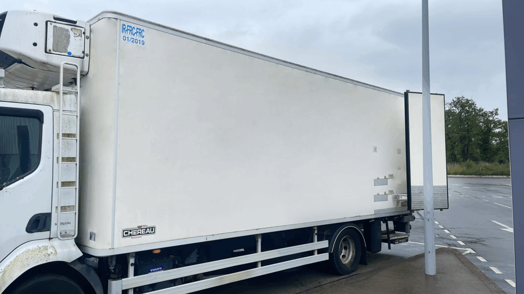 Caisse frigorifique Z689 – Frigorifique bi température 2 couloirs – Volume 35 m³ – Dimensions intérieures 6,75 x 2,44 x 2,12 m - Image 1