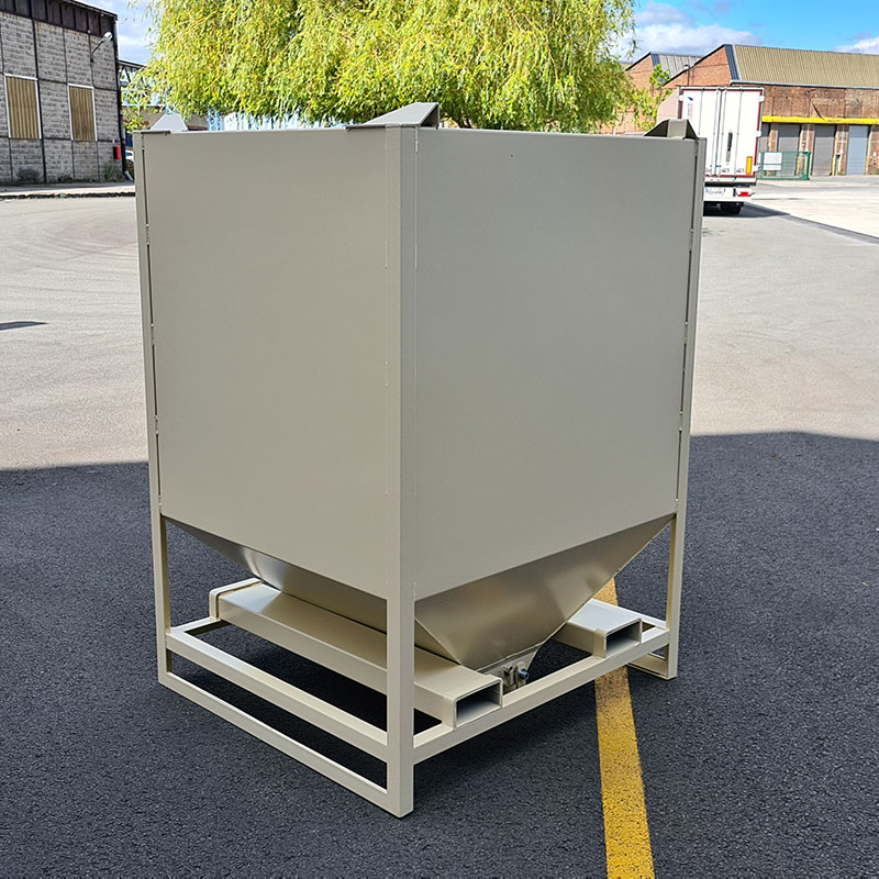 Self-bailing container 1 950 L – Storage solution with 1 950 L volume, manual hatch, fork pockets and stacking design - Image 3